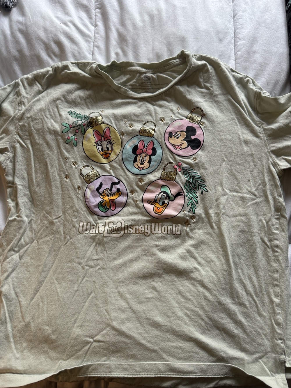 Disney Walt Disney World Christmas shirt M like new Mickey Minnie Donald Pluto